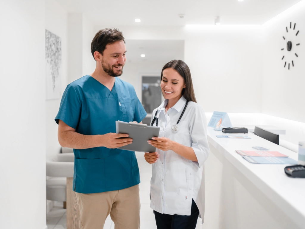 Mediziner im Gespräch über Patientendaten in einer Praxis – neue Chancen über Ärztevermittlung