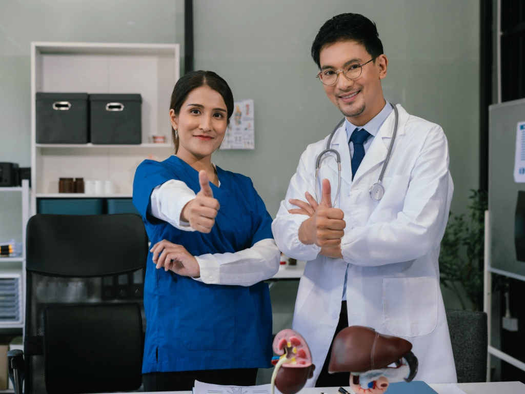 Ärzteteam in einer Praxis signalisiert Zufriedenheit und Teamarbeit – aktuelle Stellenangebote für Ärzte