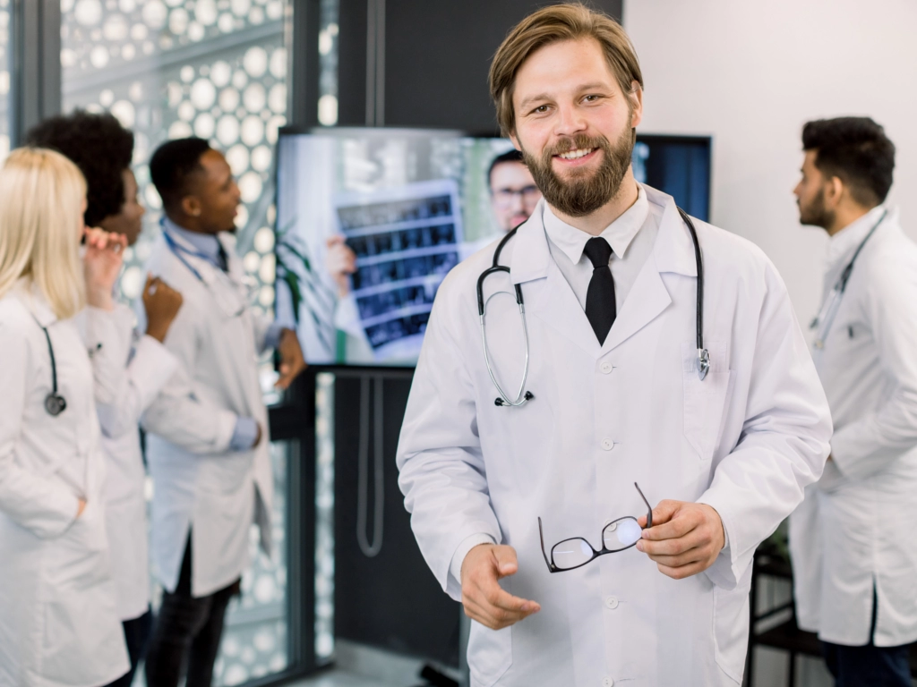 Arzt im Krankenhaus mit Team – Stellenangebote für Ärzte, Honorararzt und Vertretungsarzt