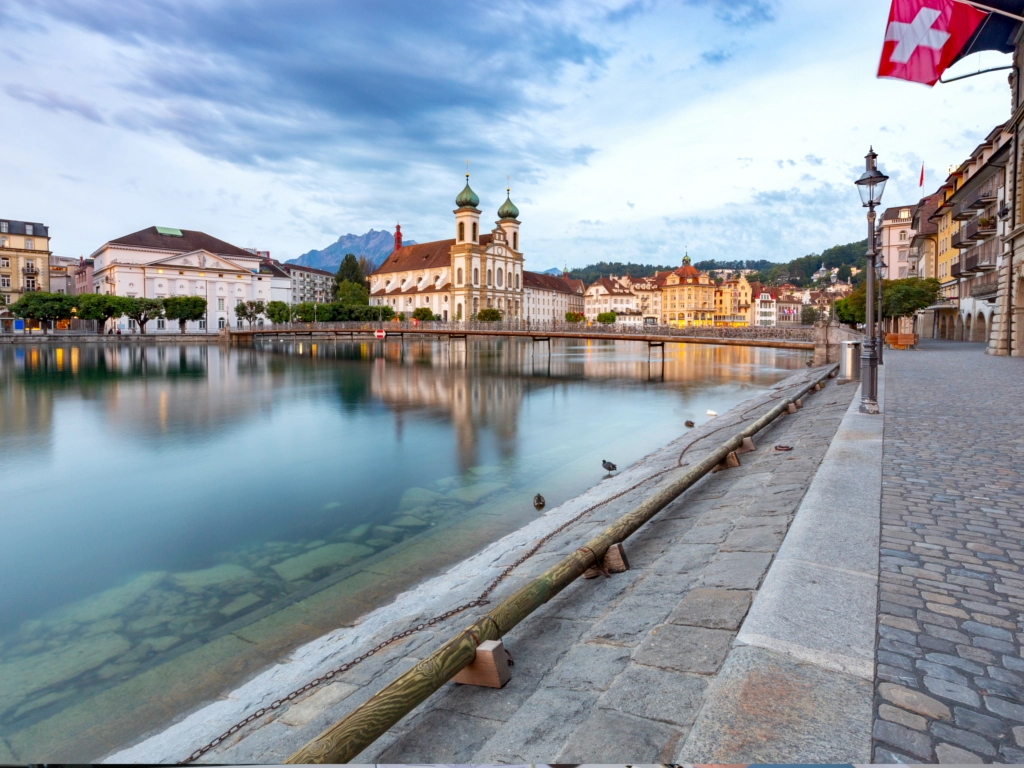 Historische Altstadt von Luzern am Vierwaldstättersee mit Blick auf die Jesuitenkirche – medizinische Stellenangebote für Ärzte in der Schweiz