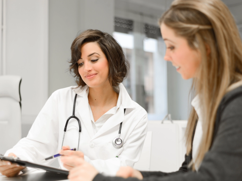 Ärztin im Gespräch mit Patientin – Stellenangebote für Ärzte und Ärztestellen über Ärztevermittlung